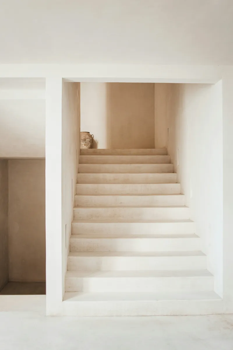 Beyaz sıvalı minimal merdiven