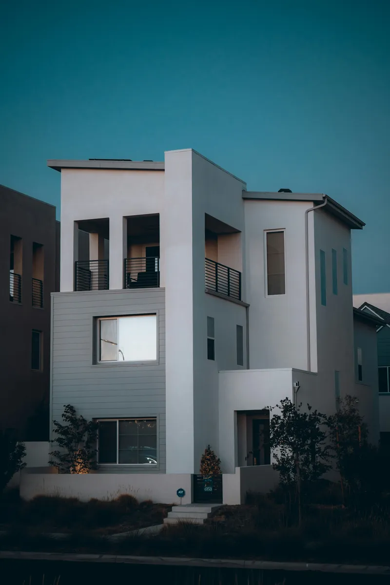 Beyaz duvarlı modern ev