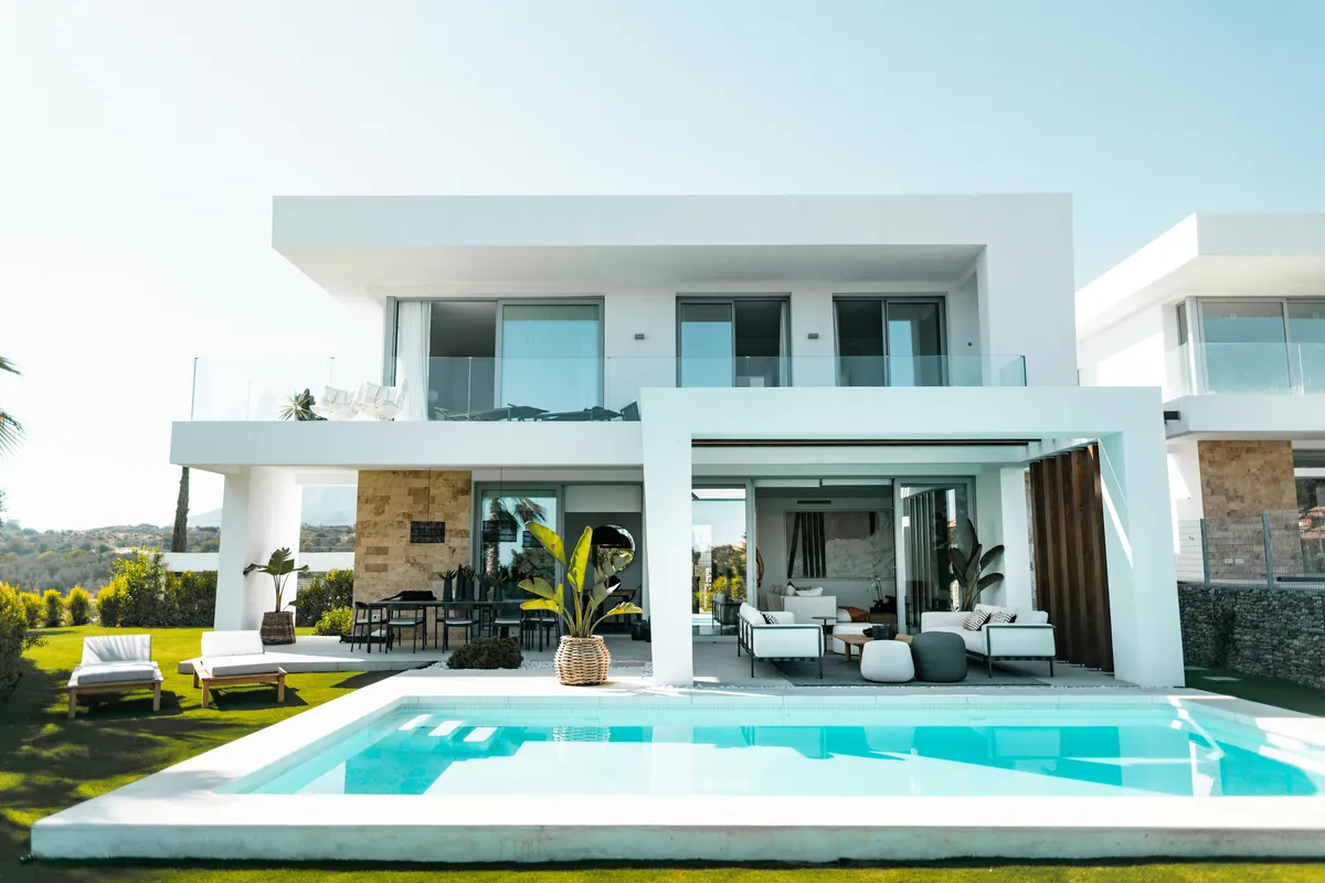 Havuzlu, beyaz modern villa